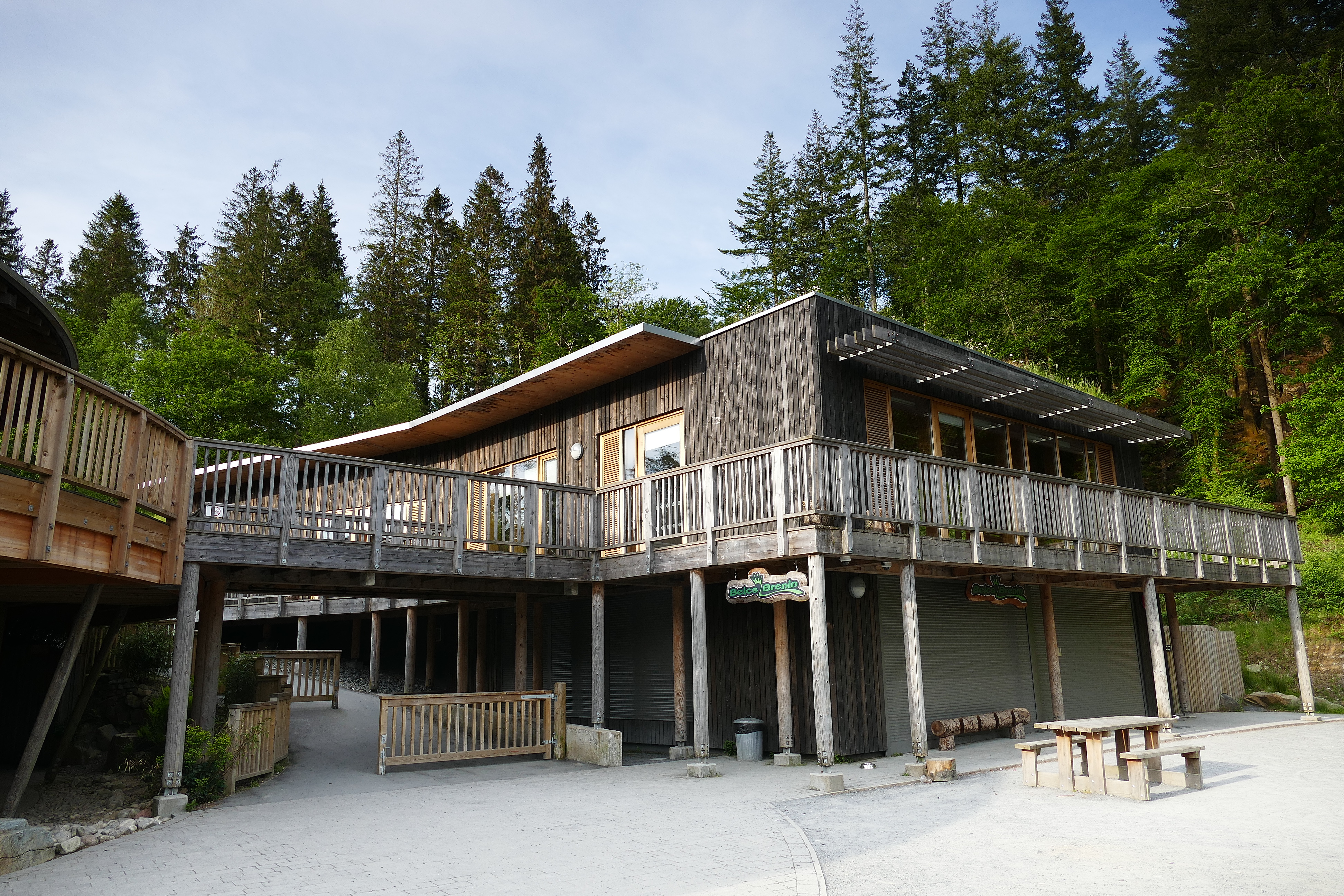 Golygfa o adeilad Beics Brenin ym Mharc Coed y Brenin