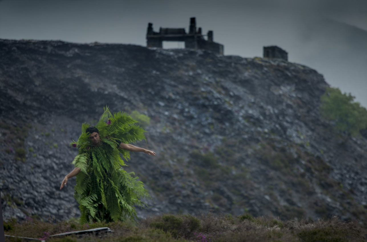 Dyn  wedi'i wisgo fel coeden - delwedd o breswyliaeth newid hinsawdd ryngwladol Egin
