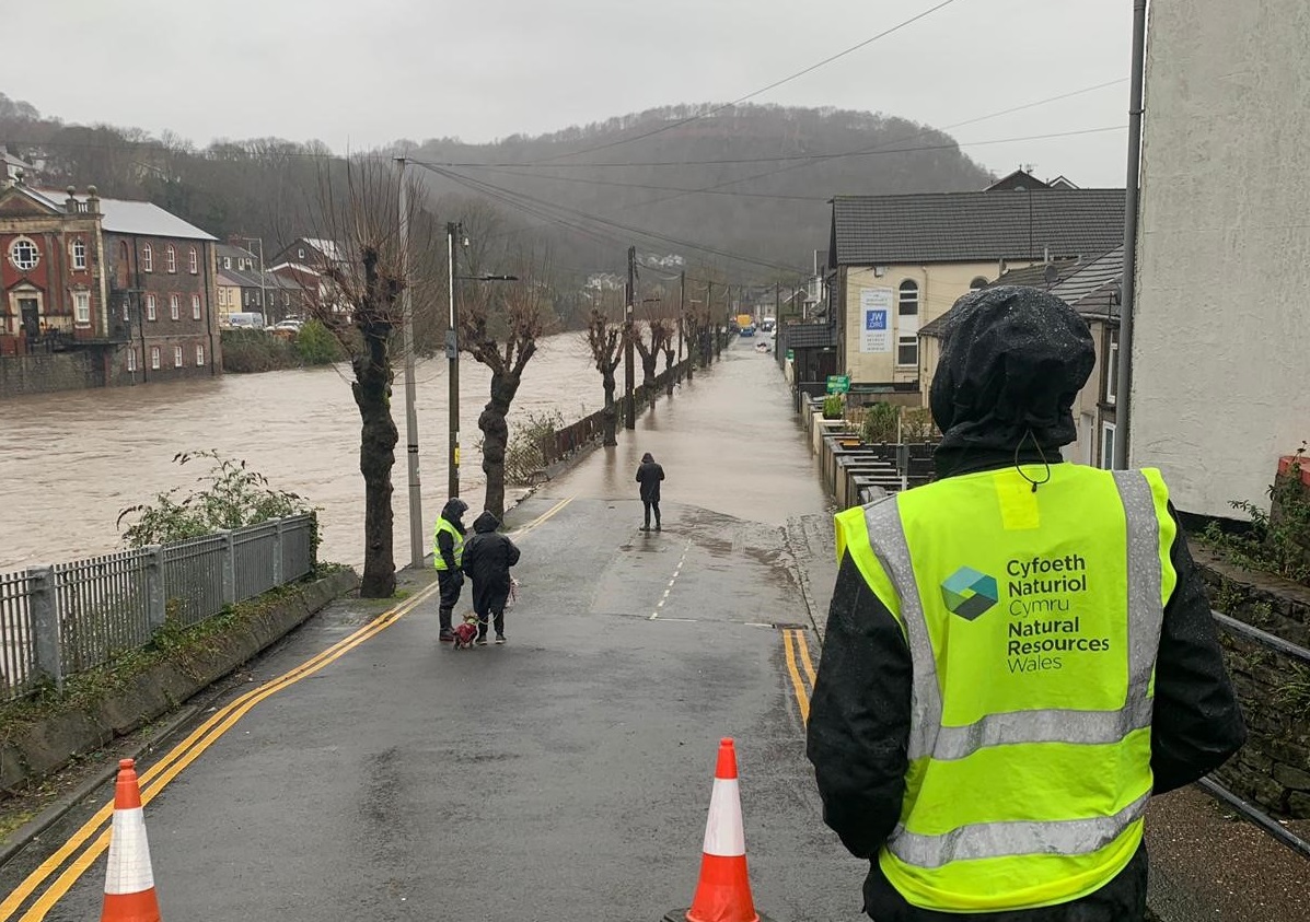 Afon Taf ym Mhontypridd yn ystod y storm Dennis