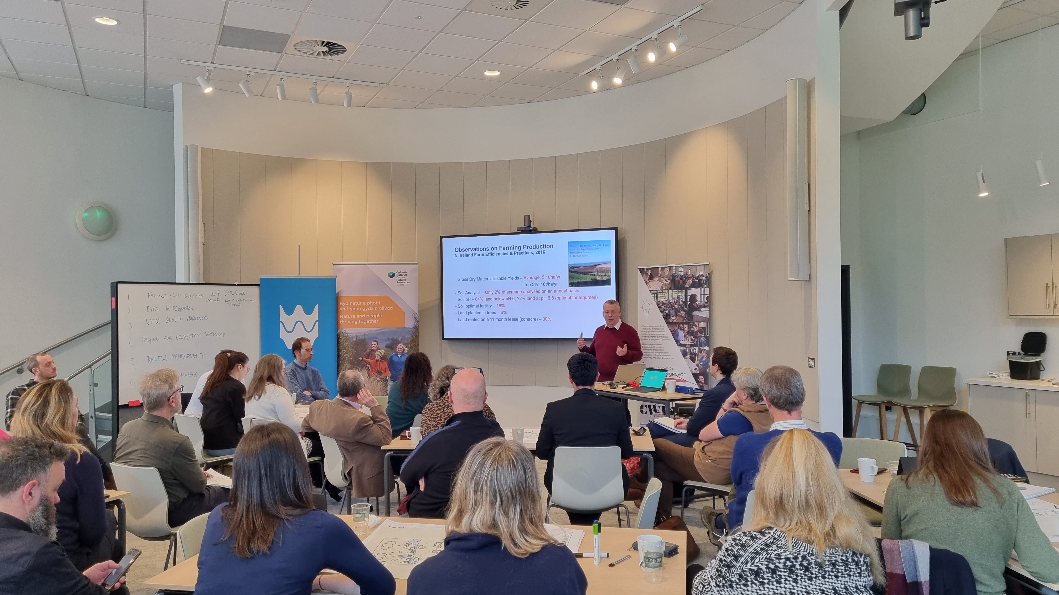 Mae cynrychiolwyr o amrywiaeth o sefydliadau, grwpiau cymunedol ac elusennau yn y digwyddiad hacathon, Prifysgol Aberystwyth