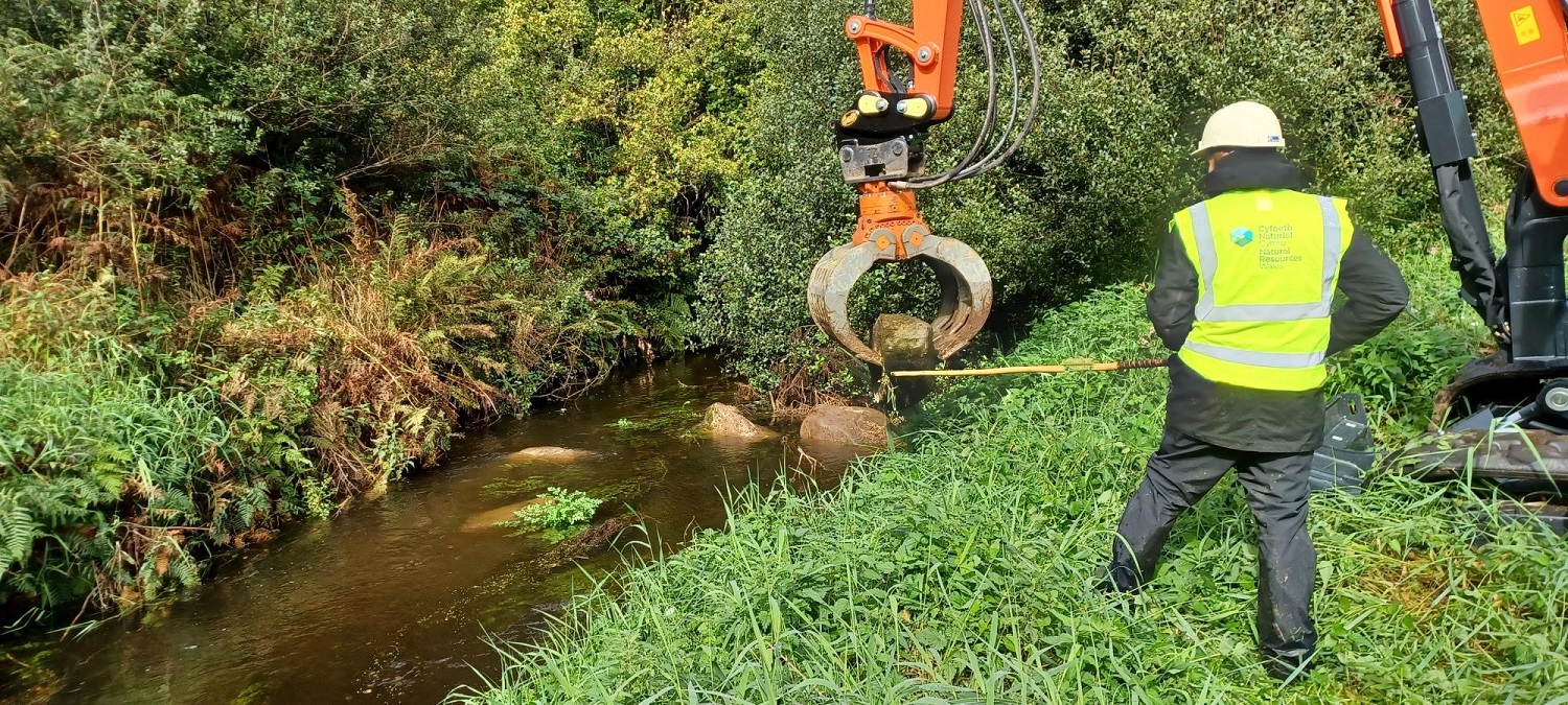 Peiriannau pellter hir yn gosod clogfeini – credyd CNC