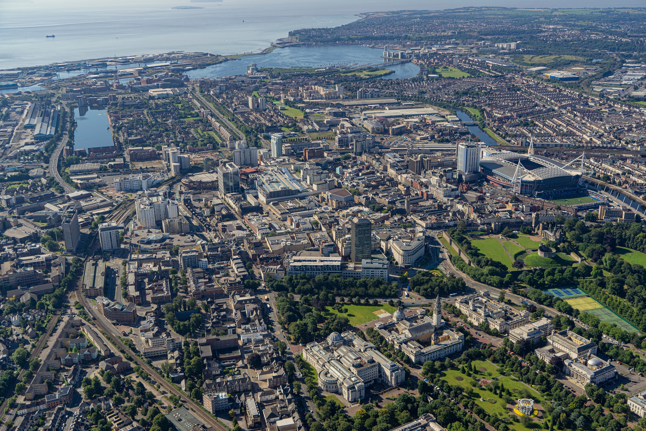 Golygfa o ganol Caerdydd o'r awyr